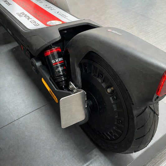 Seitlicher Kennzeichenhalter links montiert am Segway Ninebot MAX G3 D