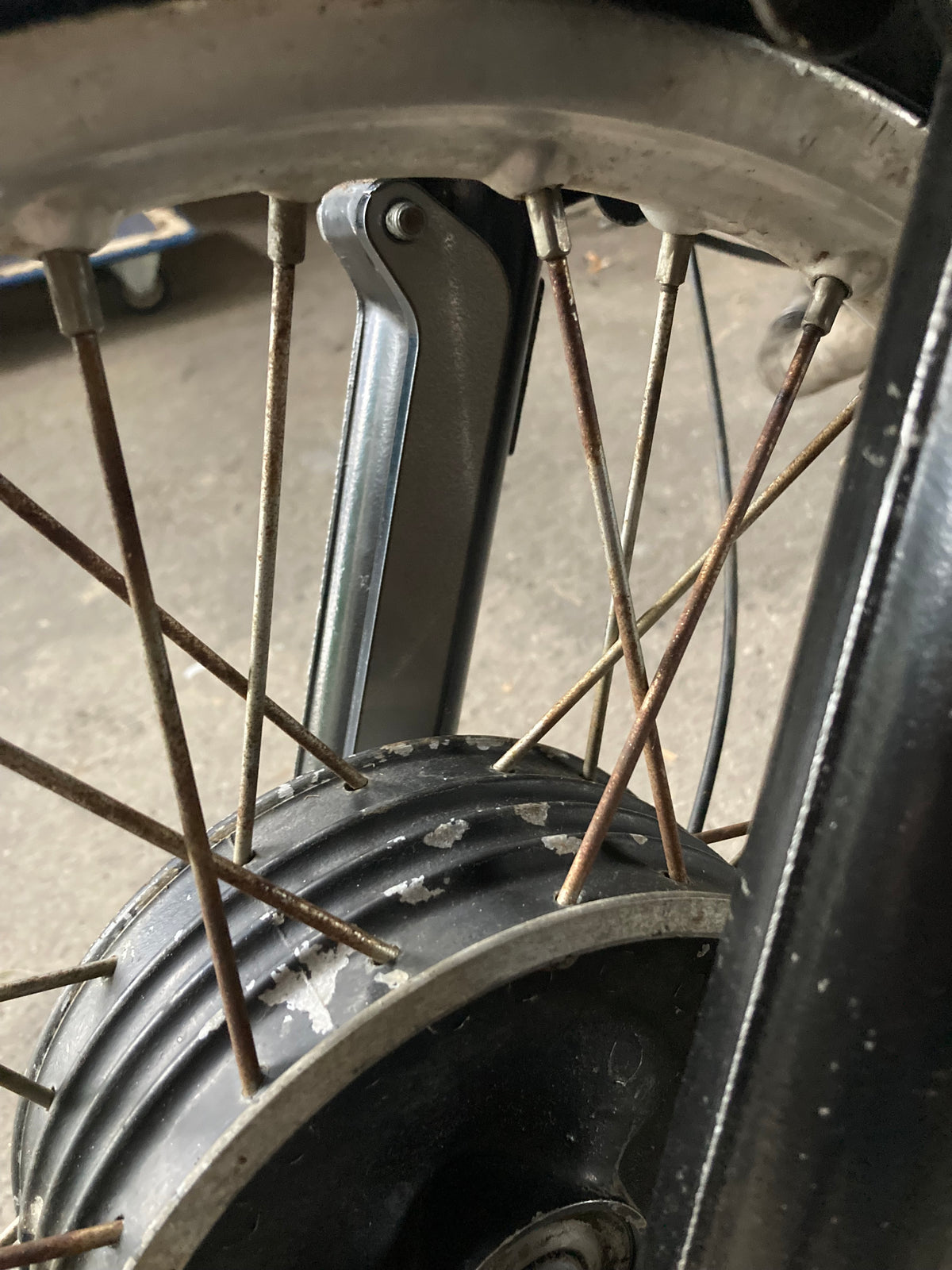 Versteckte Zugstrebe für Trommelbremse MZ ETZ 125 150 250 TS