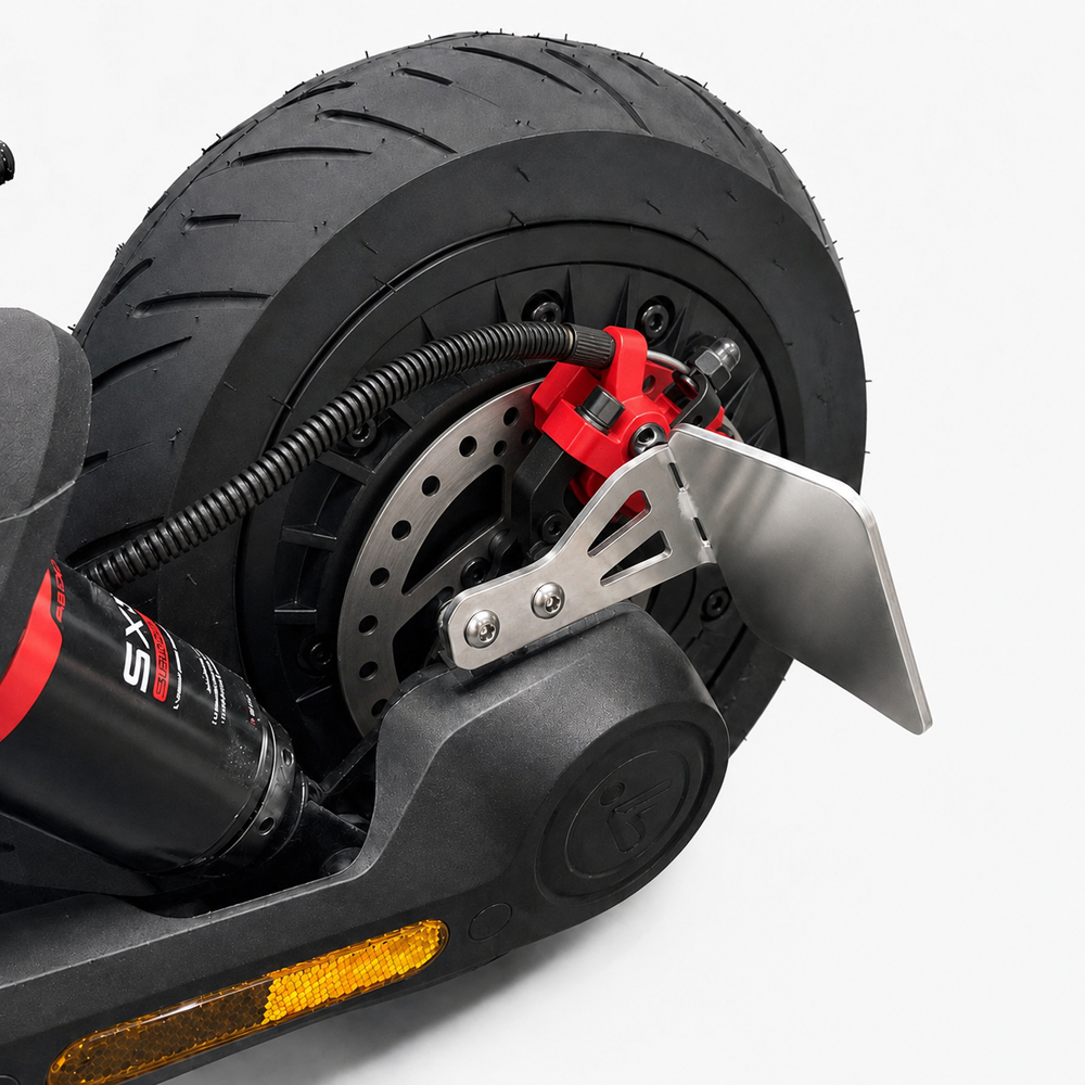 Linker Kennzeichenhalter montiert an der Hinterradseite des Segway Ninebot MAX G3 D