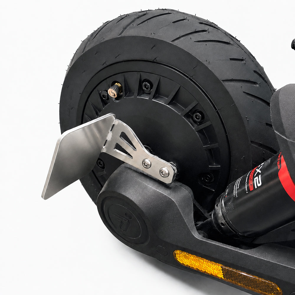 Rechter Kennzeichenhalter montiert an der Hinterradseite des Segway Ninebot MAX G3 D