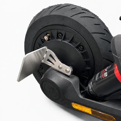Rechter Kennzeichenhalter montiert an der Hinterradseite des Segway Ninebot MAX G3 D