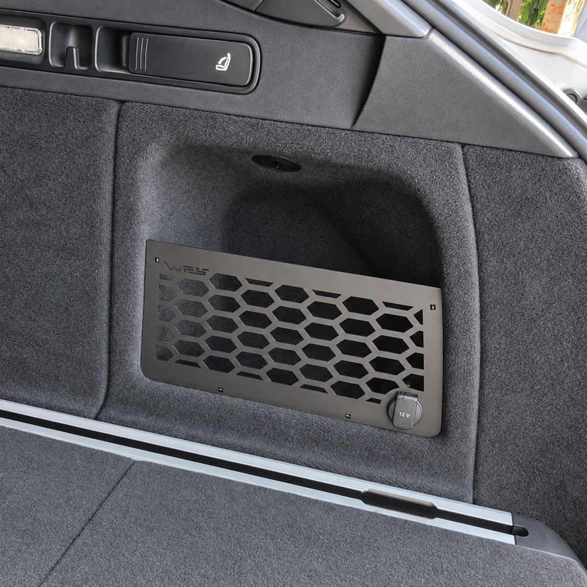 Montierter Gittereinsatz im rechten Kofferraum-Seitenfach des Audi A6 C7 Avant mit zugänglicher 12-V-Steckdose